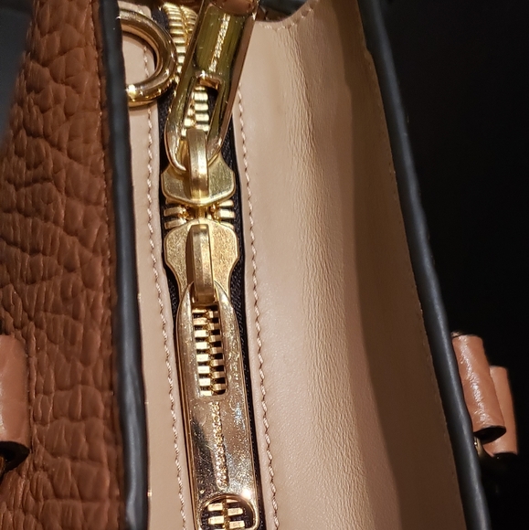 Burberry Medium Clifton Bag - Picture 6 of 8